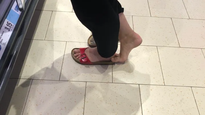 Candid Dipping Shoeplay Whilst Shopping