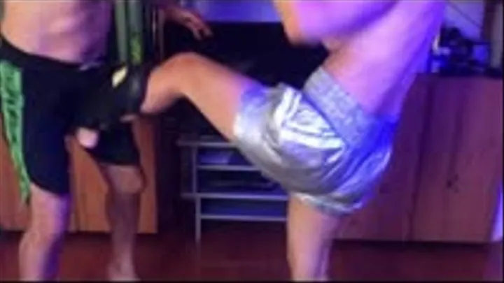 THAI BOXE BALLBUSTING