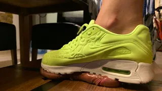 Shoejob with Nike 90 air max yellow and a very big Cumshot????