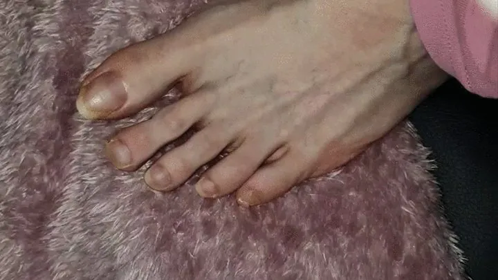 Cut long nails on feet