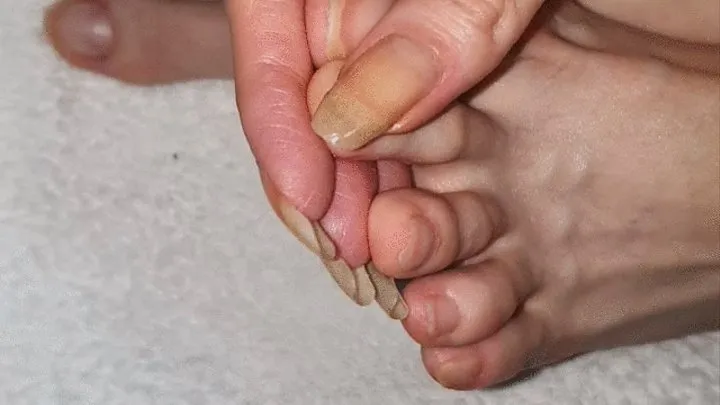 Paints toenails