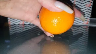 Peeling mandarin