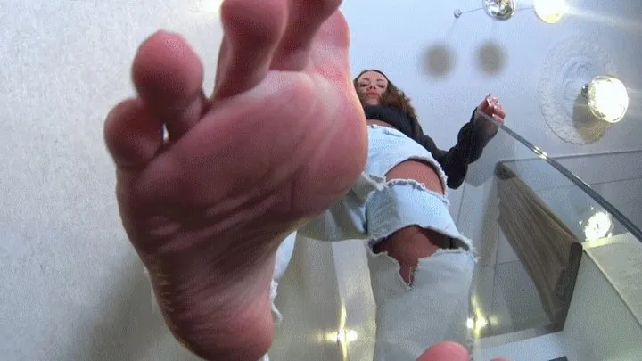 VALENTINA - Under My Big Feet - Giantess