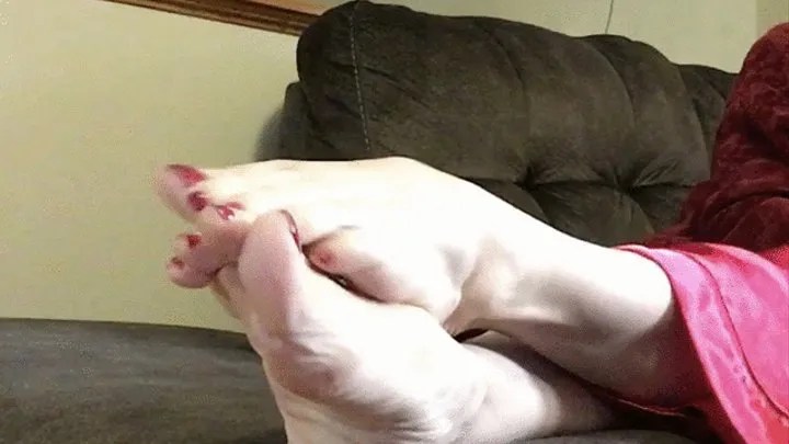 LONG TOES RUBBING