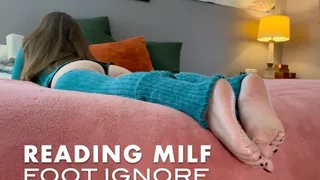 READING MILF | FOOT IGNORE