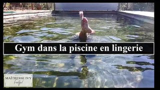 Gym dans la piscine en lingerie sexy