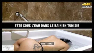 Tête sous l'eau dans le bain en Tunisie