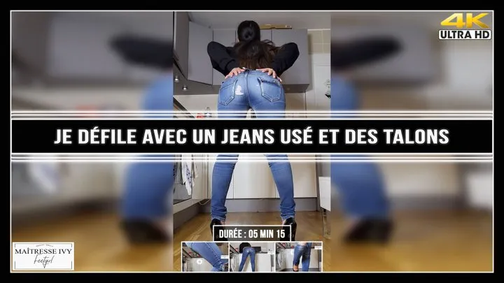 Je défile avec un jeans usé et des talons