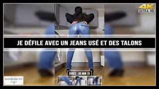 Je défile avec un jeans usé et des talons