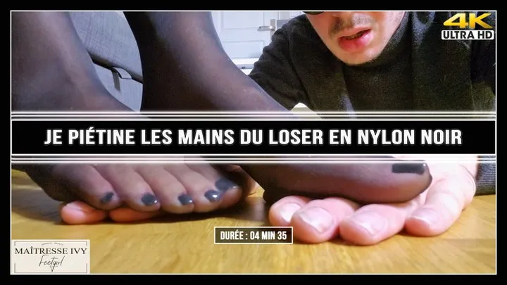 Je piétine les mains du loser en nylon noir