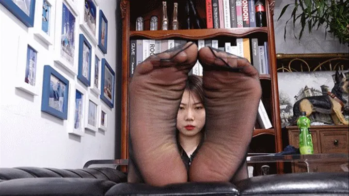 Lucky shows off her sexy big feet2