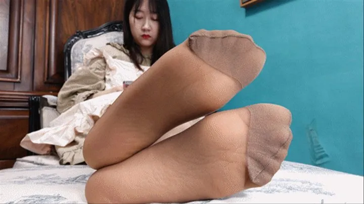 Lilin showing off her sexy feet2