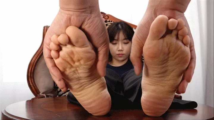 Beautiful Zhiwei shows off her sexy little feet6