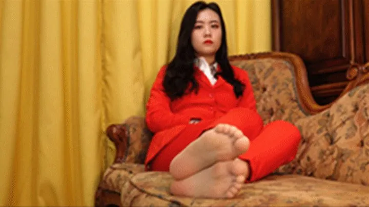 Sexy and beautiful Xinxin shows off her sexy little feet