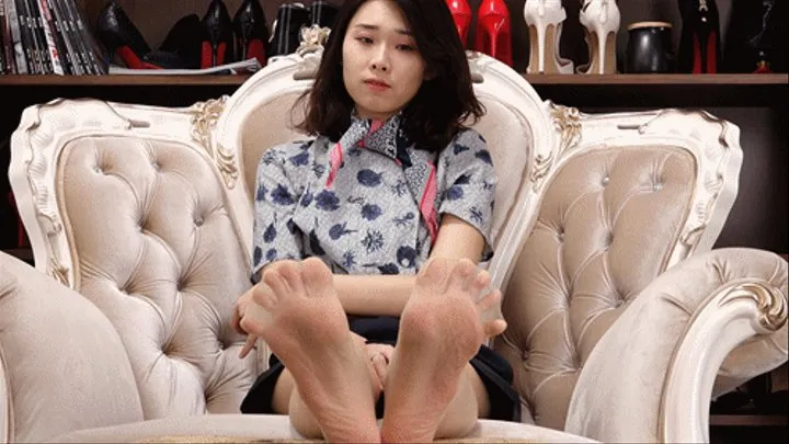 Axue shows off her sexy little feet2