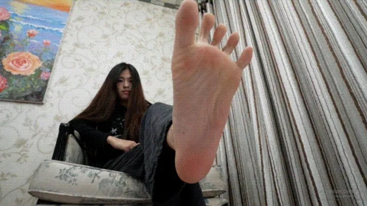 Pretty sexy Asian girl Qingqing shows off her sexy 41EU big feet3