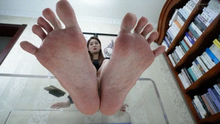 Beautiful and sexy Asian girl Baibai showcases her sexy 40EU big feet16