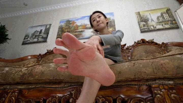 The delicate and sexy Asian girl Luo Bo showcases her sexy little feet22