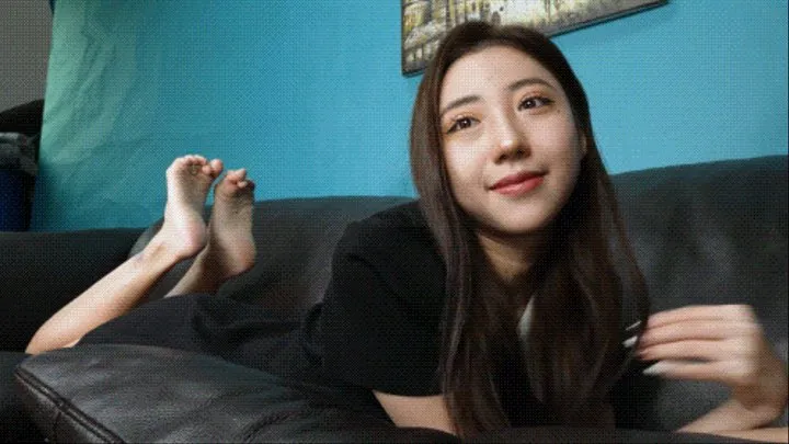 Beautiful Asian girl Xiaoli shows her sexy flexible little feet6