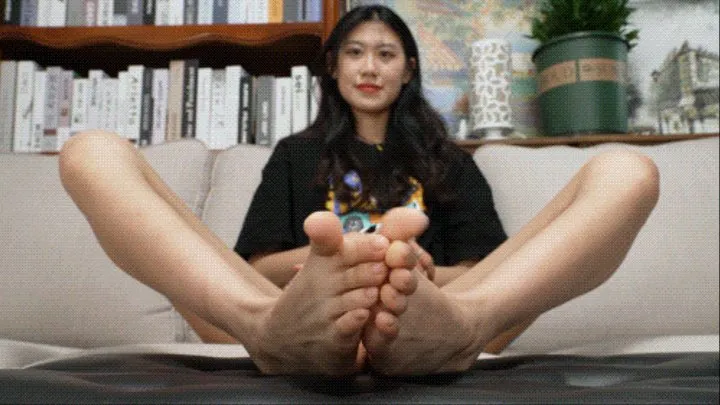 Beautiful and sexy model iqiqi shows her sexy big 40EU feet3