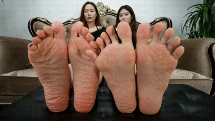 Asian beauty Baibai and Mengdie showcase their four sexy big 40EU feet2