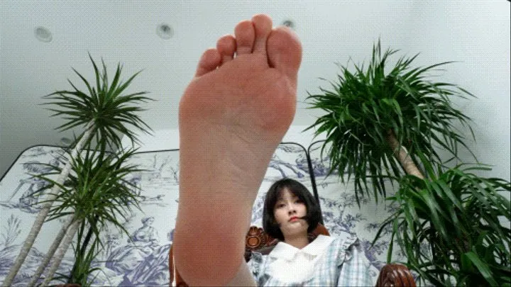 A charming Asian girl with beads showcasing her sexy 36EU little feet4