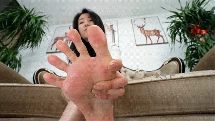 The delicate and sexy Asian girl Luo Bo showcases her sexy little feet3