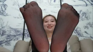 Sexy Asian girl Nimi showcases her sexy little feet3