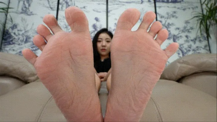 Beautiful Asian girl Xiaoli shows her sexy flexible little feet27