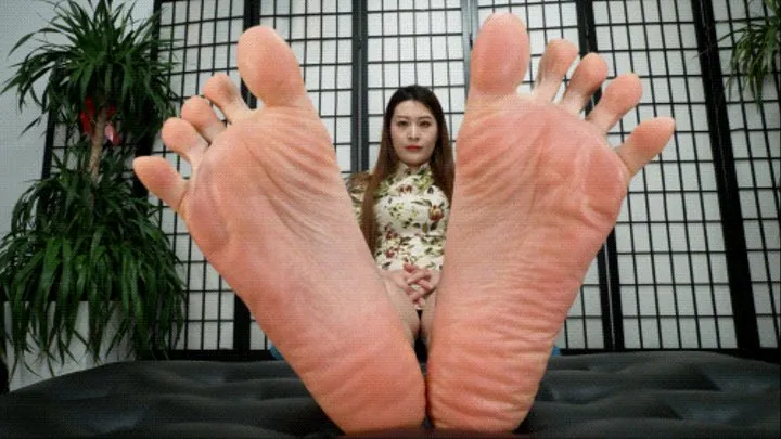 The big girl MOMO shows off her sexy 43EU big feet14