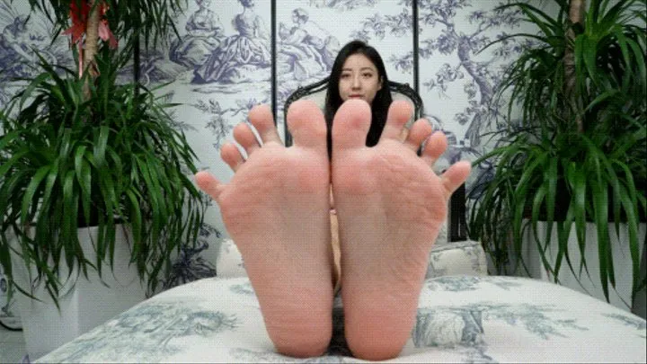 Beautiful Asian girl Xiaoli shows her sexy flexible little feet23