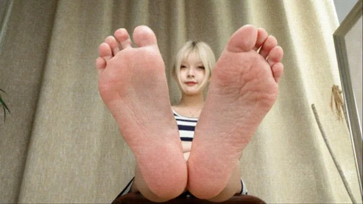 Lovely and beautiful Yangqianqian showing her sexy little feet18