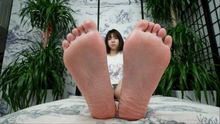 Beautiful girl Hanxiaoxiao hows her sexy little foot7