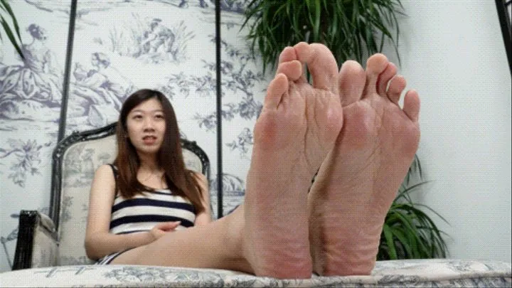 Beautiful girl Cindy shows her sexy big foot22