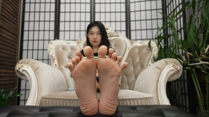 Beautiful Asian girl Zhenni shows her sexy flexible little feet4