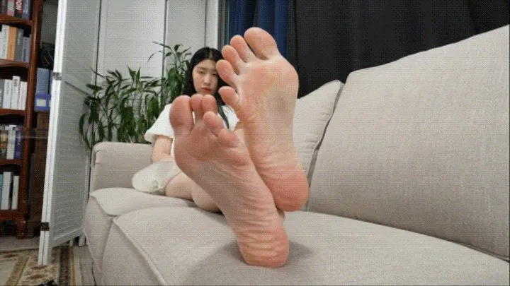 Sexy Asian girl Duoduo shows her sexy flexible big feet3