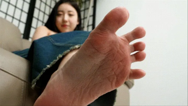 Beautiful Asian girl Xiaoli shows her sexy flexible little feet20