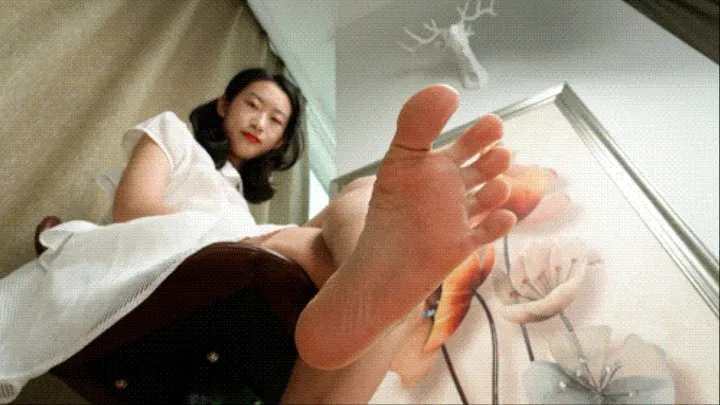 Sexy Asian girl Fenfen shows her sexy big feet10