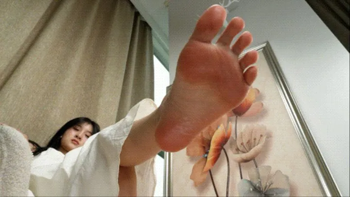 Beautiful Asian girl Yangqiqi showcases her sexy little feet2