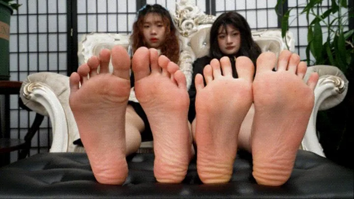 Sexy Asian girl Qianqian and Dannaixingxing shows ther sexy little feet2