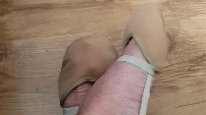 Toe Wiggling in ballet toes shoes