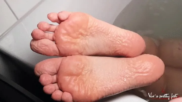 Viv takes a bath - wrinkled soles