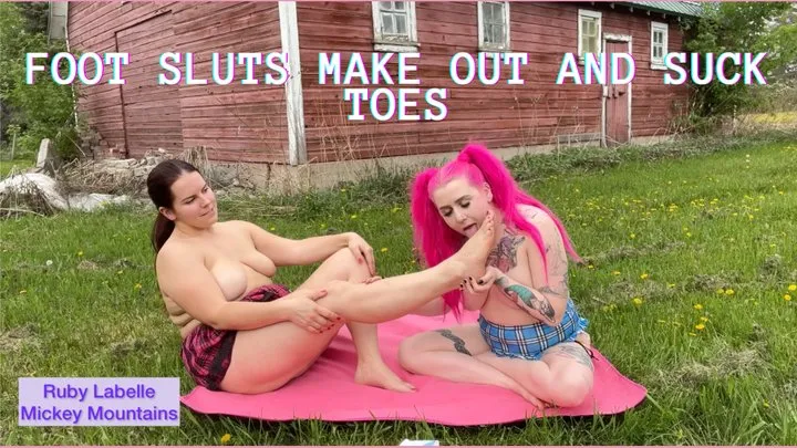 Foot sluts make out and suck toes