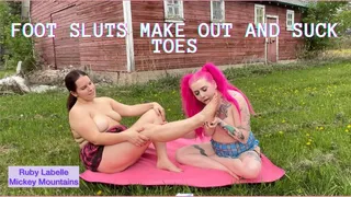 Foot sluts make out and suck toes