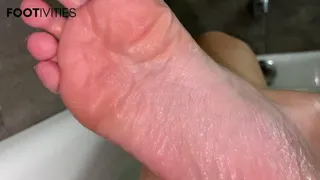 Wet Wrinkly Feet in Bath POV