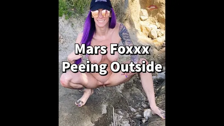 Mars Foxxx Peeing Outside