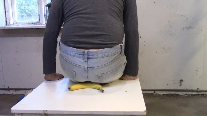 Butt crushes bananas