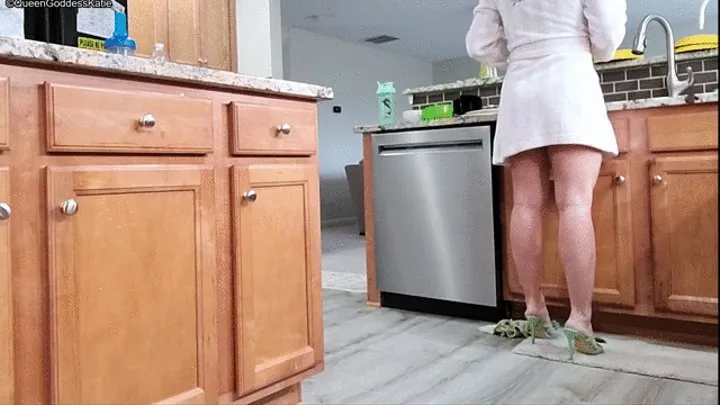 Milf stepmum kitchen chores in thong and heels