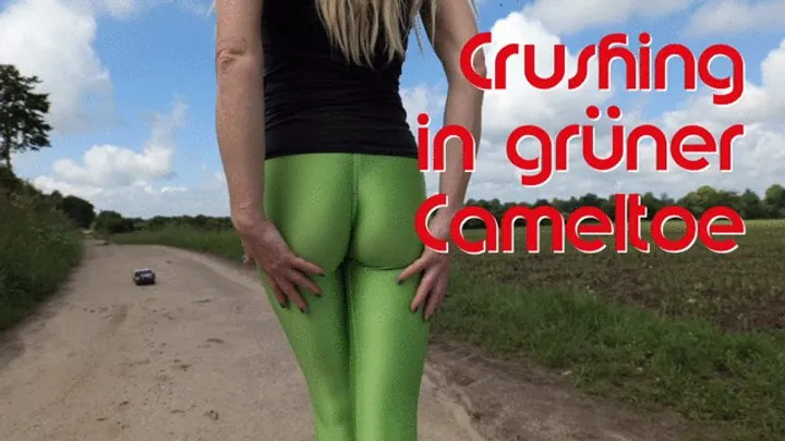 Crushing boxes in green cameltoe - Kartons zertreten in grüner Cameltoe