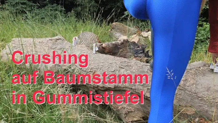 Crushing on tree trunk in rubber boots - Crushing auf Baumstamm in Gummistiefel